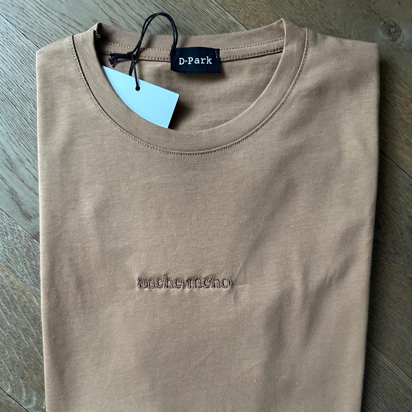 T-shirt Donna con ricamo " anche meno "