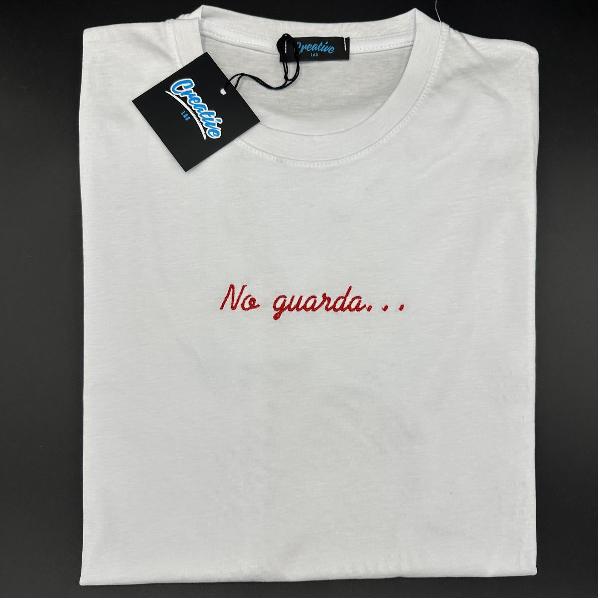 T-shirt donna "No guarda..." – Ricamo centrale