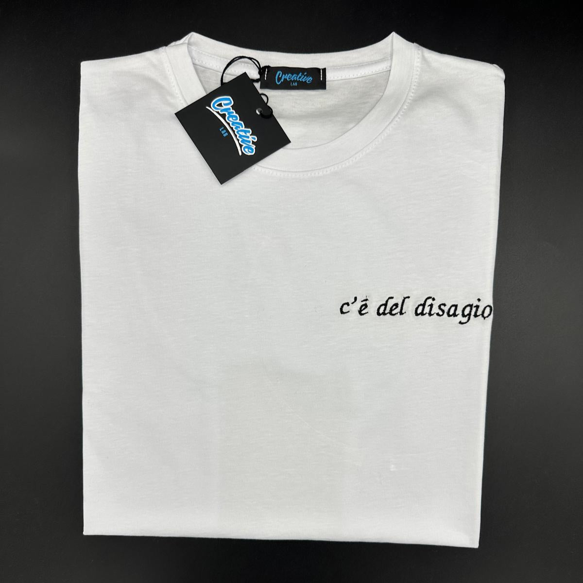 T-shirt Donna "C’è del disagio" – Ricamo lato cuore