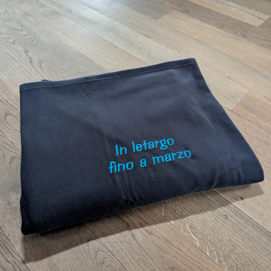 Plaid in pile ricamato — "In letargo fino a marzo"