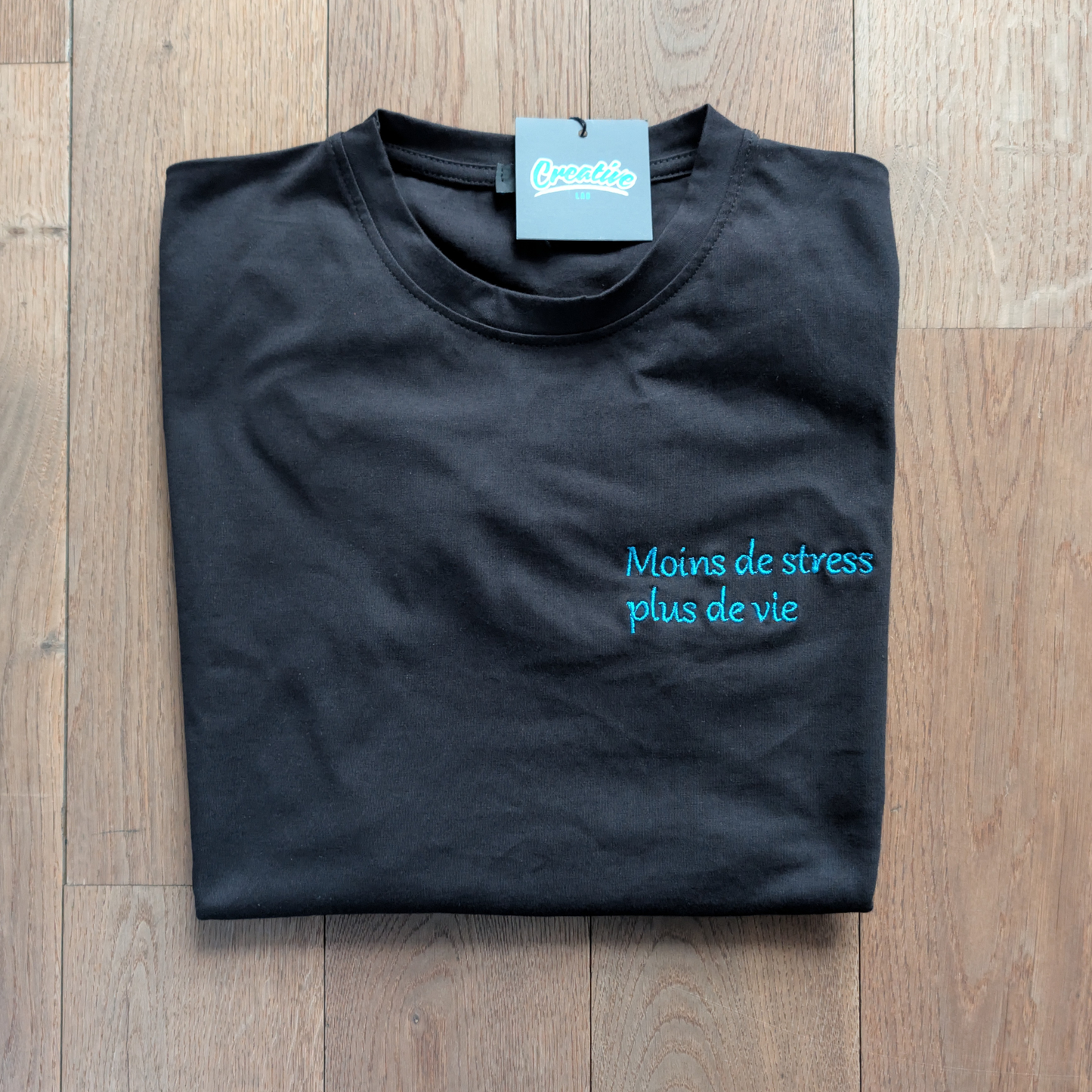 T-shirt Femme Brodé "Moins de stress, plus de vie" – Côté Cœur