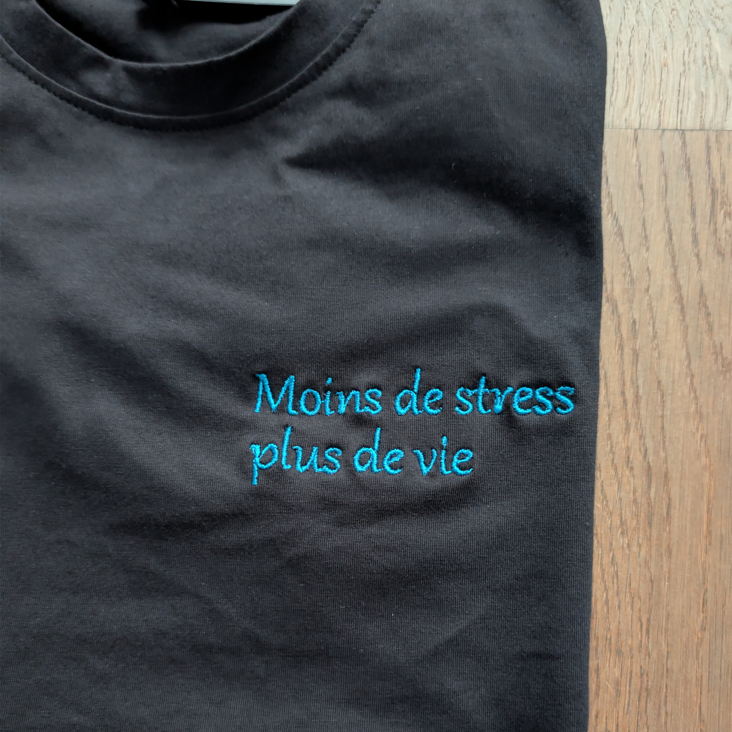 T-shirt Femme Brodé "Moins de stress, plus de vie" – Côté Cœur