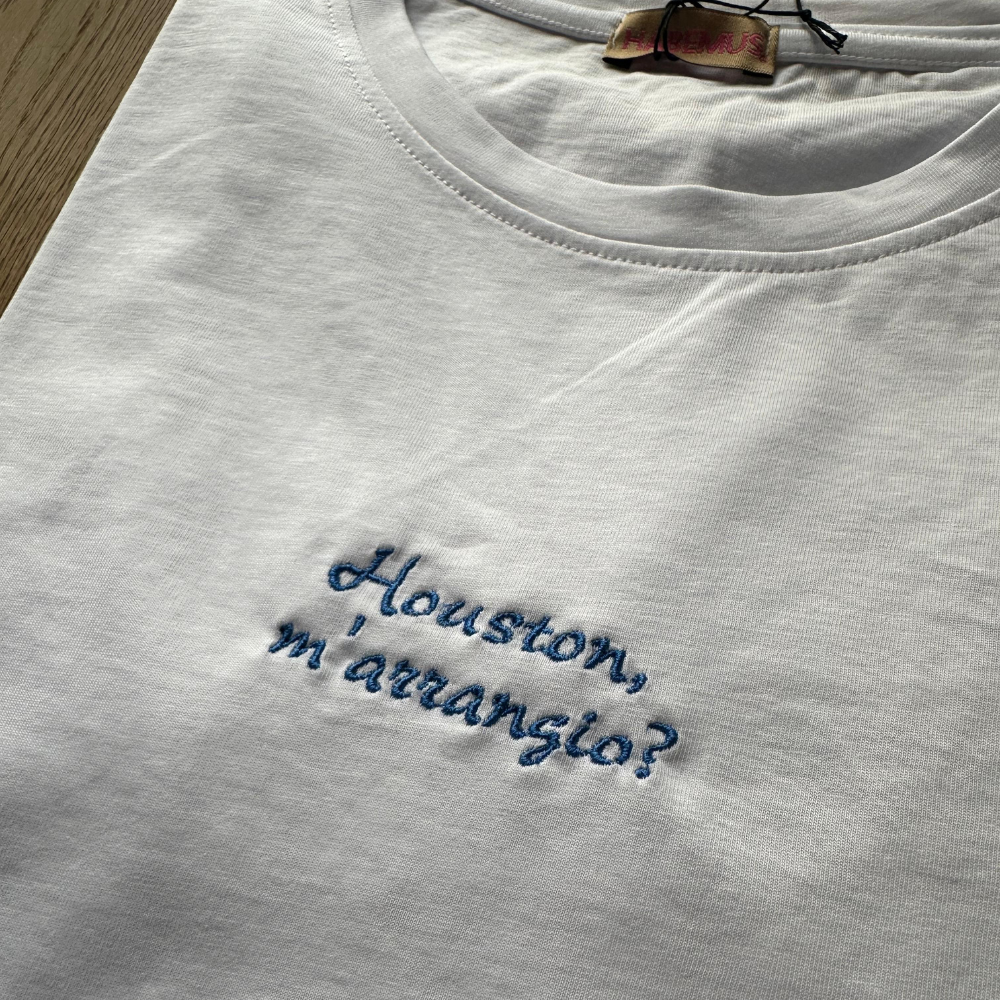 T-shirt Donna Ricamata " Houston m'arrangio? "
