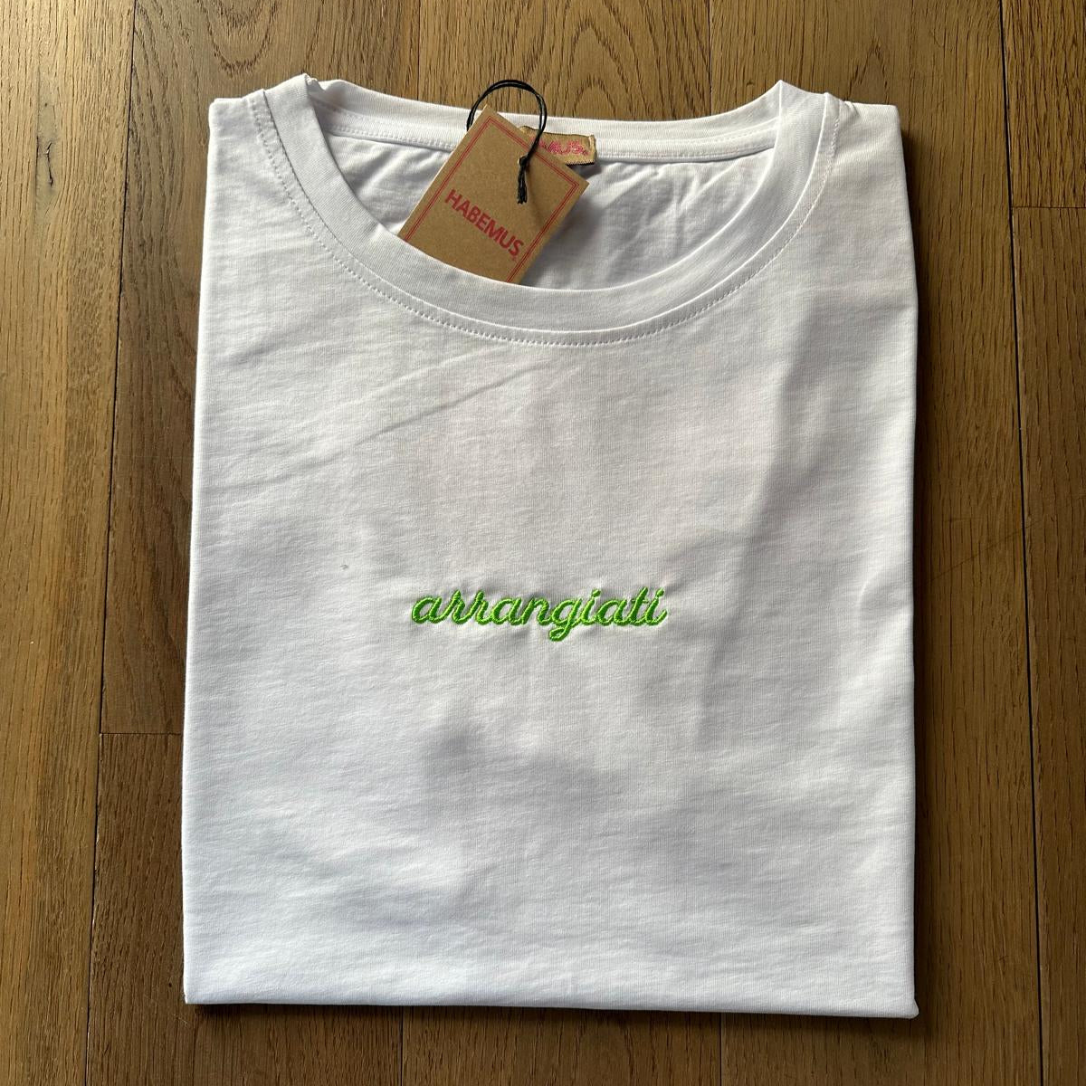 T-shirt ricamata arrangiati