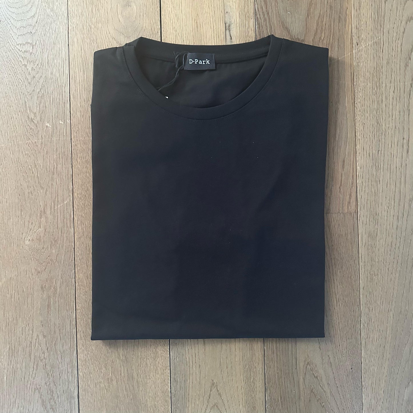 T-shirt donna "No guarda..." – Ricamo centrale