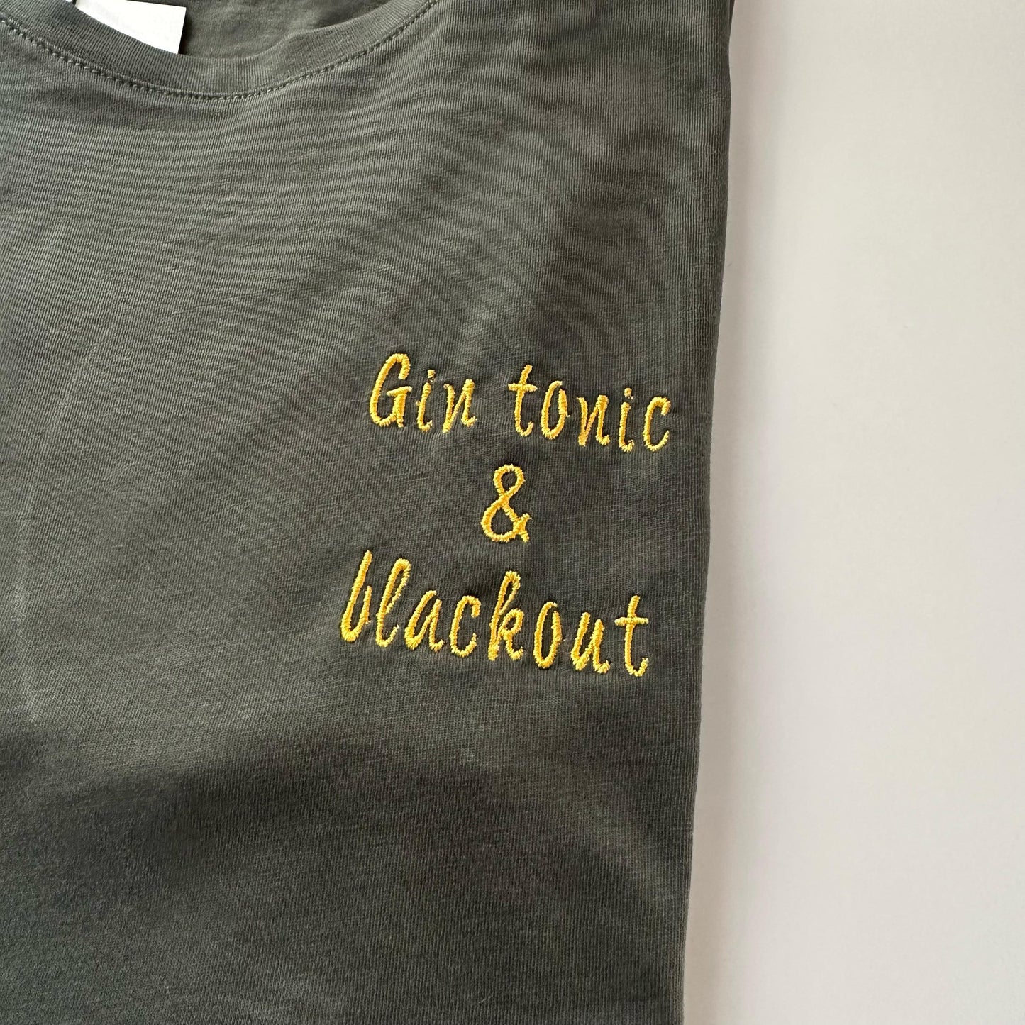 T-shirt uomo "Gin Tonic & Blackout" – Ricamo lato cuore