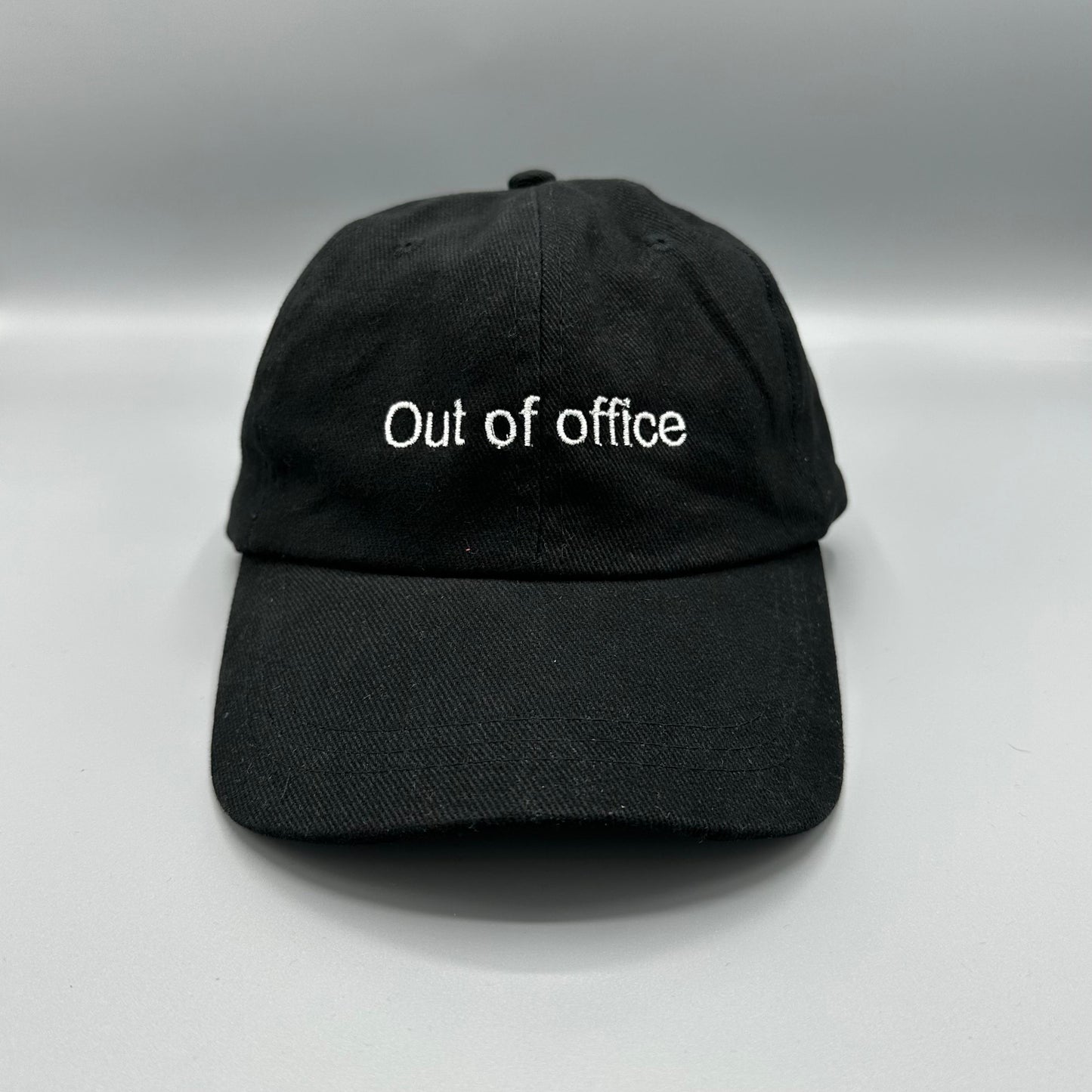 Cappellino "Out of Office" – Ricamato e personalizzabile