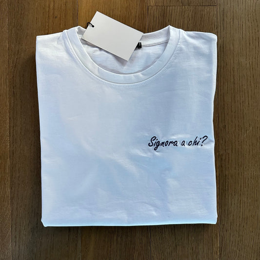 T-shirt Donna "signora a chi?" – Ricamo lato cuore