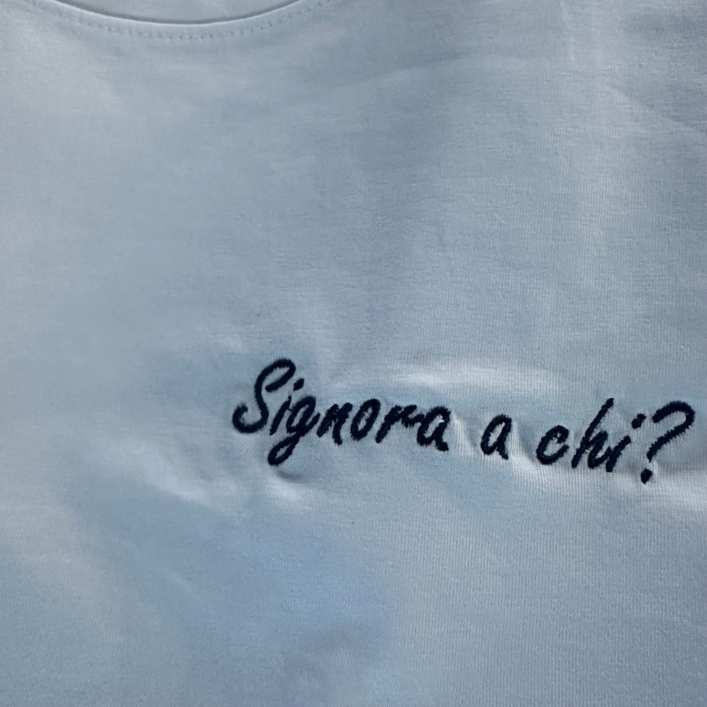 T-shirt Donna "signora a chi?" – Ricamo lato cuore