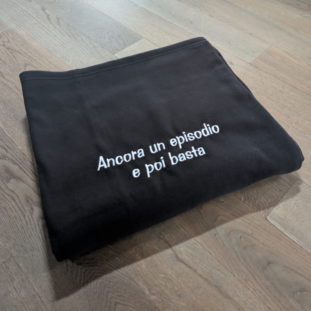 Plaid in pile ricamato — "Ancora un episodio e poi basta"