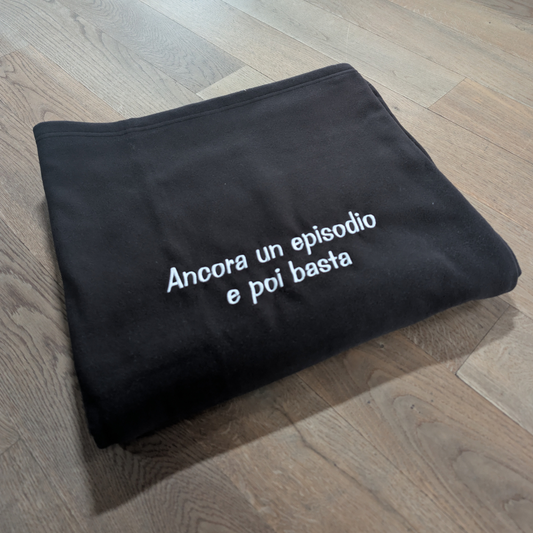 Plaid in pile ricamato — "Ancora un episodio e poi basta"