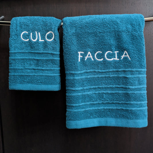 Set Asciugamani "Faccia e Culo" in Cotone 100% – Coppia Viso e Ospite Ricamata