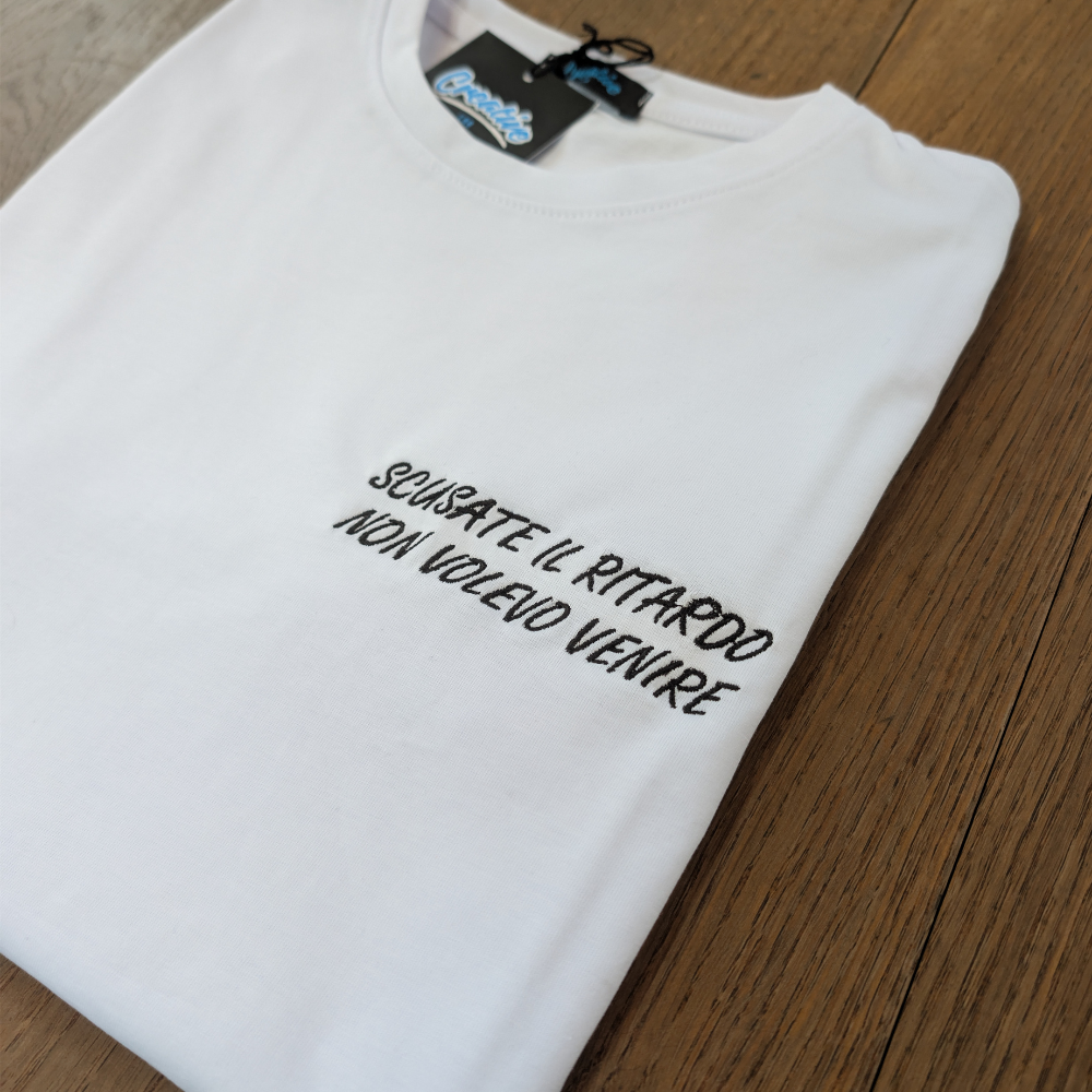 T-shirt Donna "SCUSATE IL RITARDO NON VOLEVO VENIRE" – Ricamo Lato Cuore