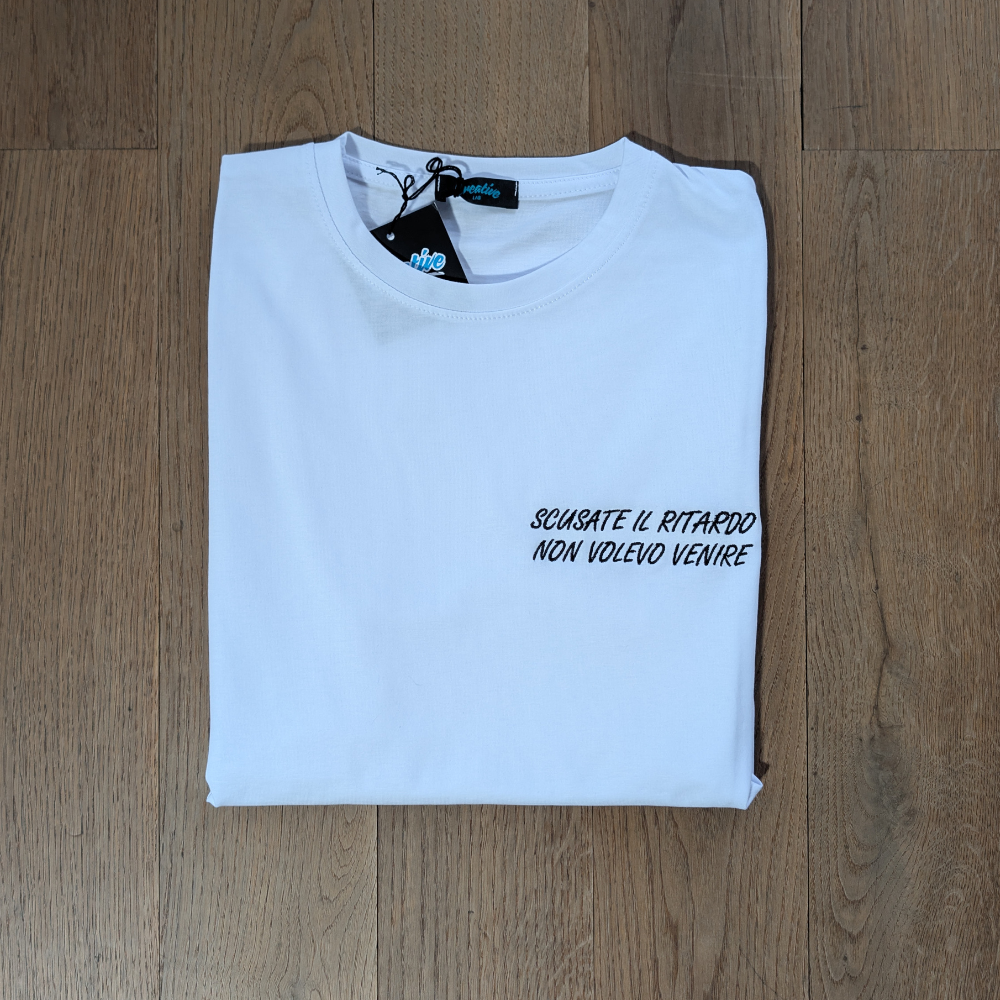 T-shirt Donna "SCUSATE IL RITARDO NON VOLEVO VENIRE" – Ricamo Lato Cuore