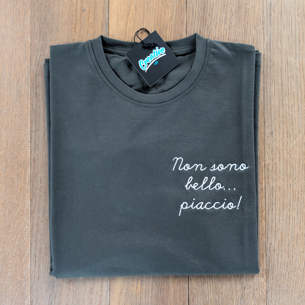 T-shirt Uomo "Non Sono Bello...Piaccio!" – Ricamo Lato Cuore