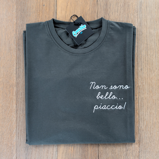 T-shirt Uomo "Non Sono Bello...Piaccio!" – Ricamo Lato Cuore