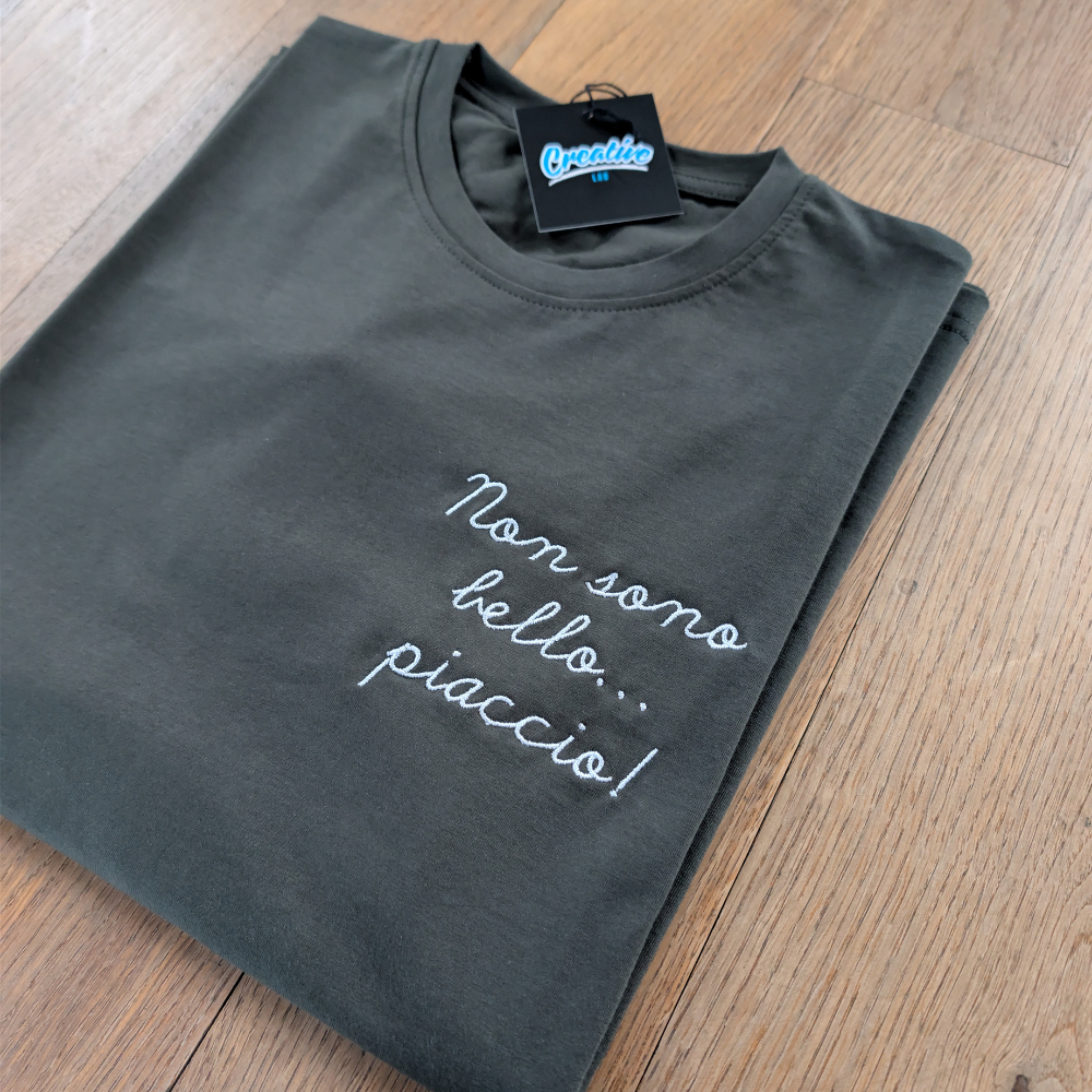 T-shirt Uomo "Non Sono Bello...Piaccio!" – Ricamo Lato Cuore