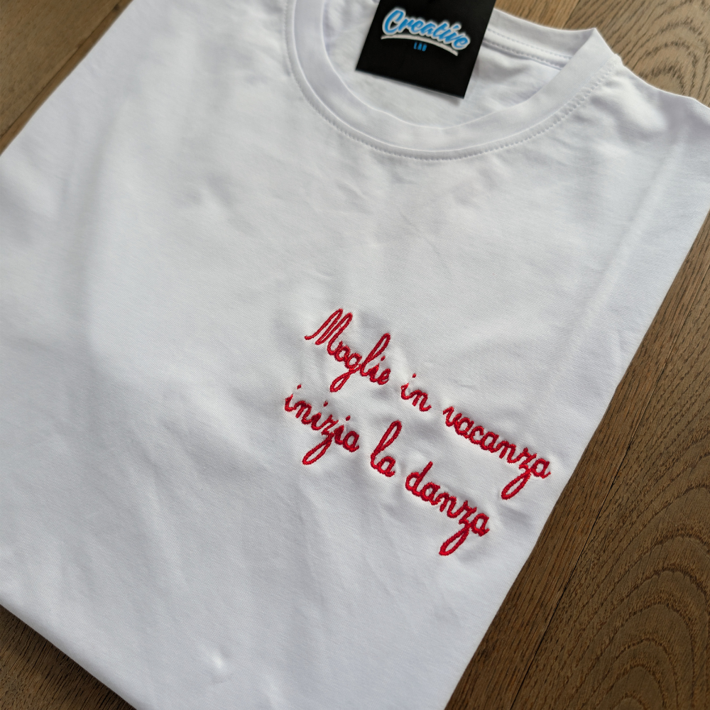 T-shirt Uomo "Moglie in Vacanza Inizia la Danza" – Ricamo Lato Cuore