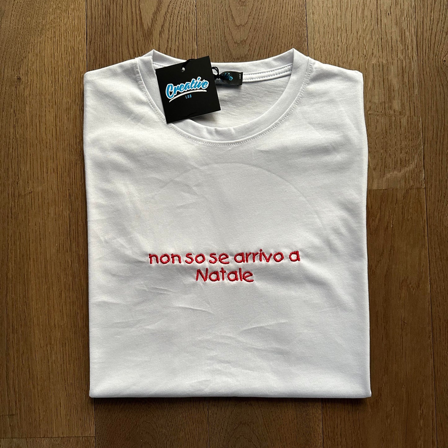 T-shirt Donna "non so se arrivo a natale" – Ricamo centrale