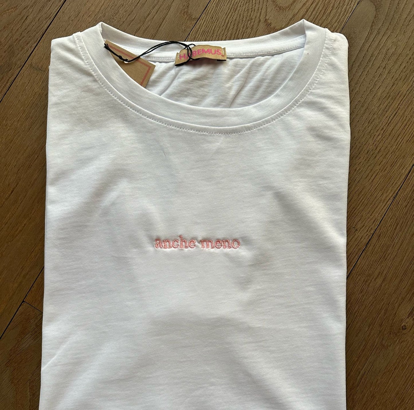 T-shirt Donna con ricamo " anche meno "