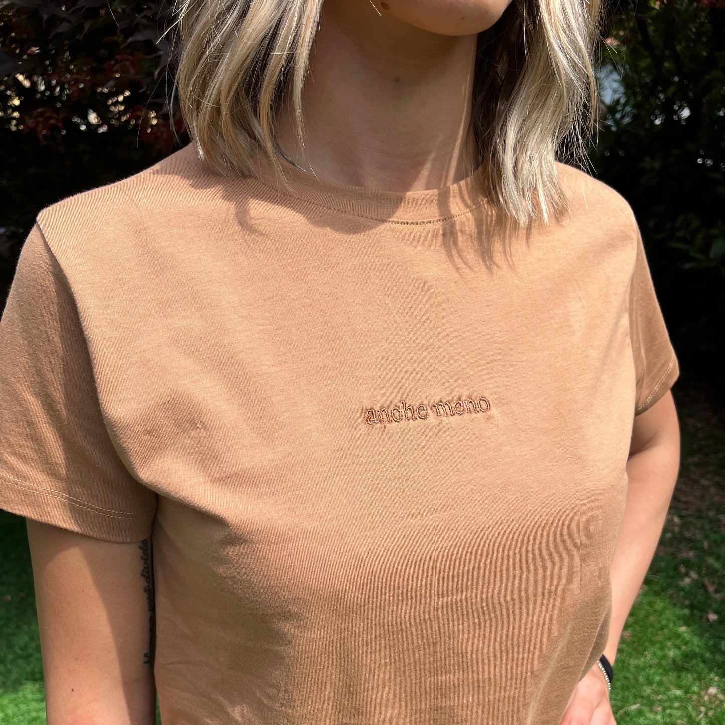 T-shirt Donna con ricamo " anche meno "