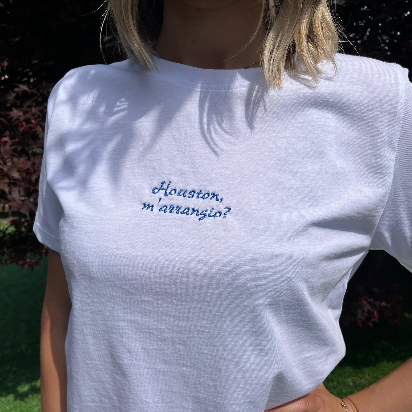 T-shirt Donna Ricamata " Houston m'arrangio? "