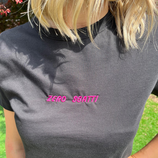 T-shirt Donna Ricamata " ZERO SBATTI "